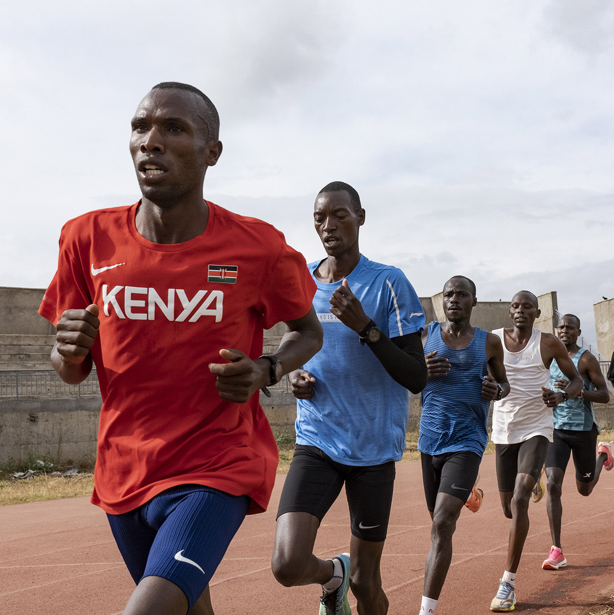 Coureurs sur la piste du Kipchoge Stadium